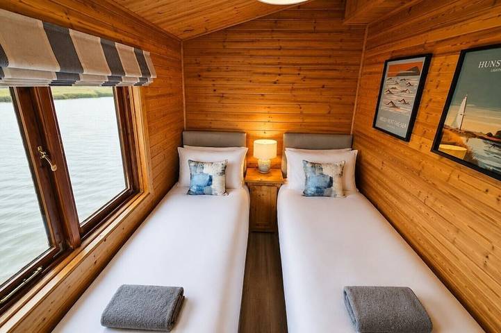 Yare River Lodge Houseboat in Smallburgh, The Broads