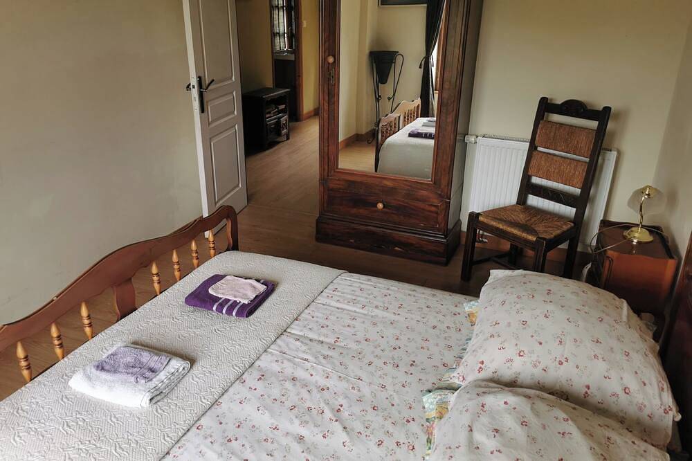 Holiday Home 'Le Crévy - Pavillon - 12 Pers' with Private Terrace, Private Garden and Wi-Fi in La Chapelle-Caro, Vannes region
