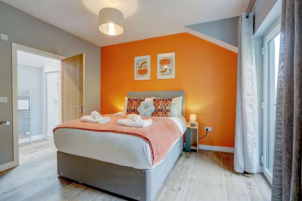 Contemporary Coastal Escape with Rural Views in Great Yarmouth, The Broads