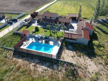 Casa rural para 20 personas, con piscina además de vistas y jardín, Se admiten mascotas en Solosancho