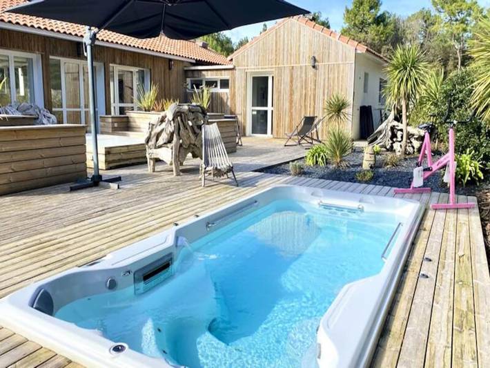 Location de vacances pour 14 personnes, avec terrasse et jardin ainsi que jacuzzi et sauna, animaux acceptés à Notre-Dame-de-Monts