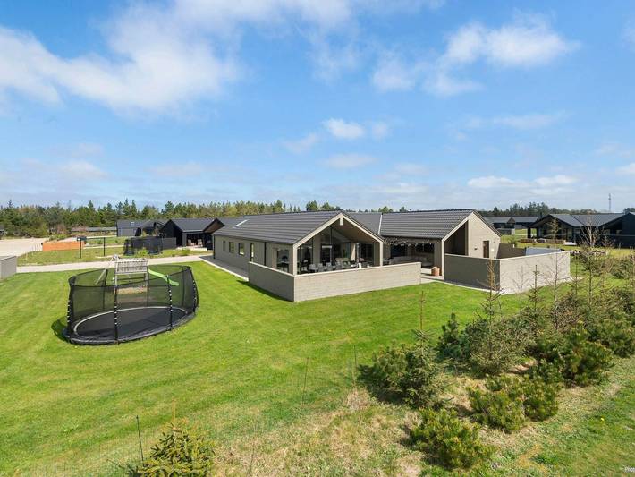 Ferienhaus für 16 Personen, mit Terrasse und Garten sowie Pool und Sauna