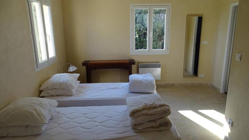 Location de vacances pour 5 personnes, avec terrasse et piscine ainsi que jardin et vue, animaux acceptés à Châteauneuf-de-Gadagne - 3