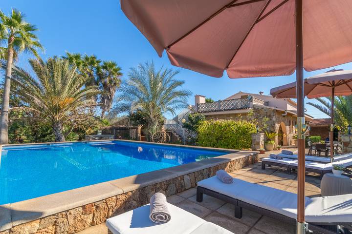 Villa für 12 Personen, mit Balkon und Terrasse sowie Garten und Pool