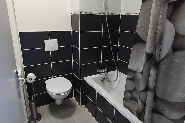Ganze Wohnung, Le Bury Pleasant studio with garage and superb view in Angoulême, Charente