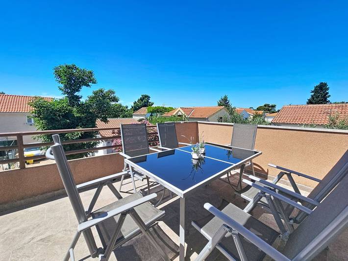 Ferienwohnung für 5 Personen, mit Balkon und Garten in Grad Šibenik