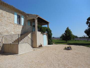 Gîte pour 6 personnes, avec jardin à Vachères