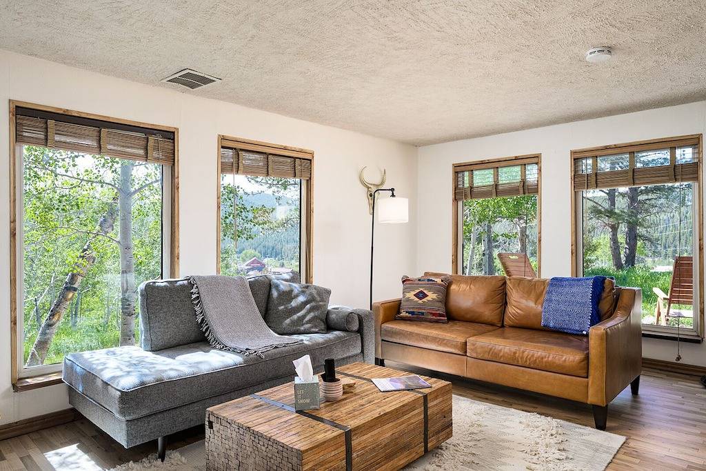 Owl Chalet - 1950's Cabin close to hiking, creek, and brewery! in Gilpin County