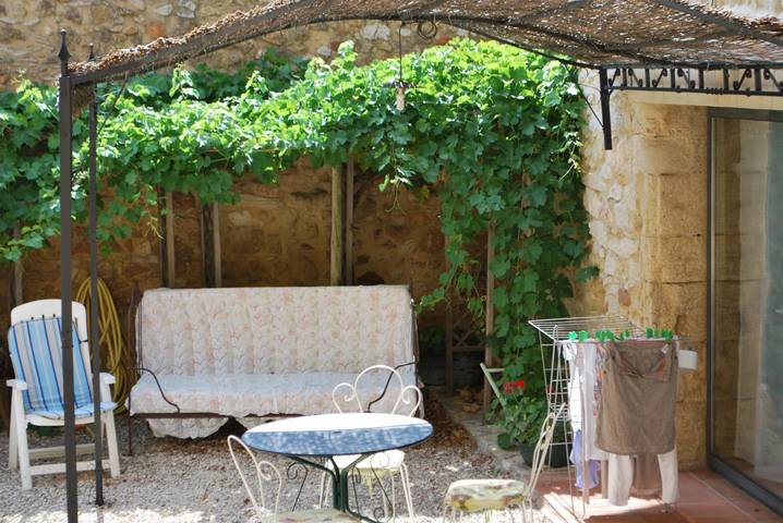 Gîte pour 2 personnes, avec terrasse à Saint-Victor-la-Coste - 2