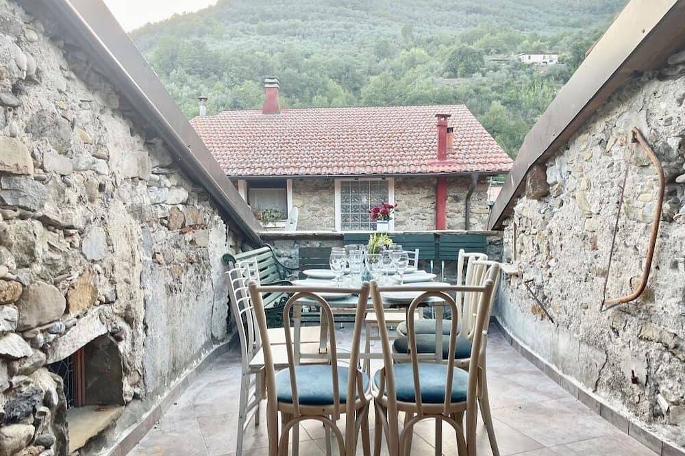 Sleeps 8 Casa Valentino Isolabona Liguria Italy Free parking Wifi Sun Terrace in Isolabona, Alpes Ligures