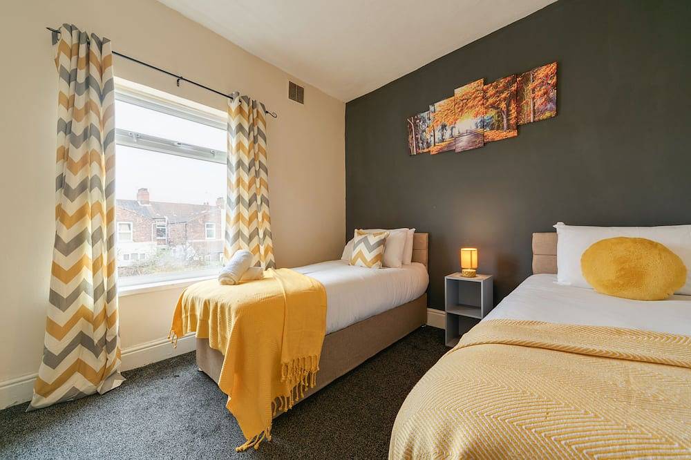 Ahenfie Plaza  By Jesouth in Kingston-upon-Hull, Yorkshire and the Humber