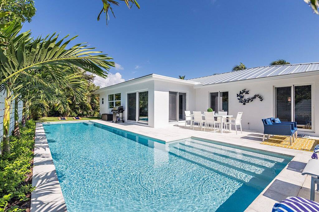 Luxury retreat w/pool & game room in West Palm Beach, Palm Beach County