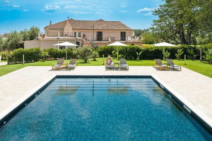 Appartamento per 2 persone, con giardino e piscina, adatto a famiglie con bambini a Belpasso
