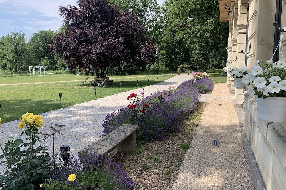 L Orangerie de Chatel pour 8 2019 Figaro Magazine cover heated swimming poll in Cleppé, Montbrison