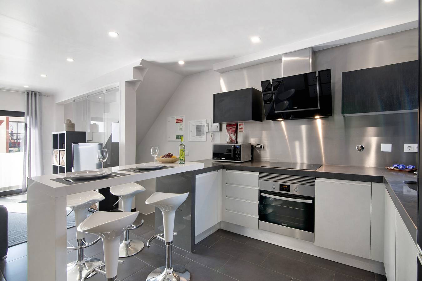 Be Glow Home with Terrace, Balcony & Wi-Fi in Alvor, Faro District