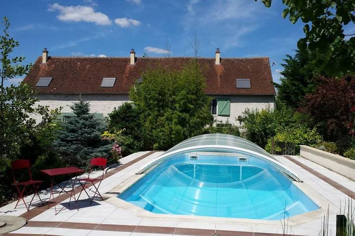 Gîte pour 6 personnes, avec piscine et terrasse ainsi que sauna et jardin