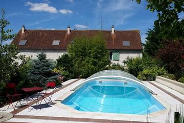 Gîte pour 6 personnes, avec piscine et jardin ainsi que terrasse et sauna à Civray-sur-Esves