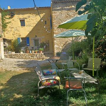 Chambre d’hôte pour 3 personnes, avec terrasse ainsi que vue et jardin, animaux acceptés à Ongles