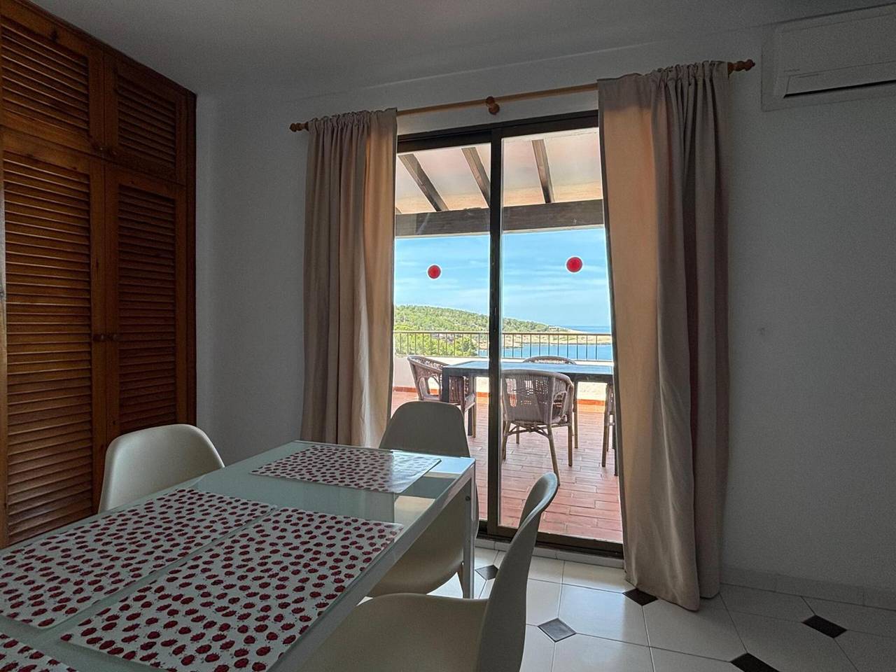 Appartement dans un hôtel 'Vista Mar 1Aa' avec vue sur la mer, Wi-Fi et climatisation in S'Arenal Petit, Sant Joan de Labritja