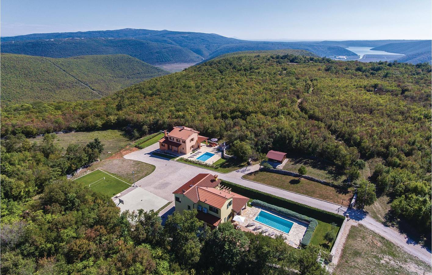 Appartement moderne de 2 chambres avec piscine, Wi-Fi et terrasse près du centre-ville de Kunj in Raša, Côte Est de l'Istrie