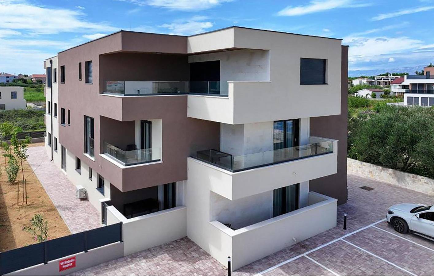 Ganze Ferienwohnung, Gemütliche Wohnung mit Terrasse, WLAN und Parkplatz, 2,5 km vom Strand entfernt in Privlaka, Zadar