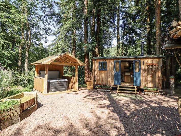 Hut for 2 people, with garden and hot tub in Wales
