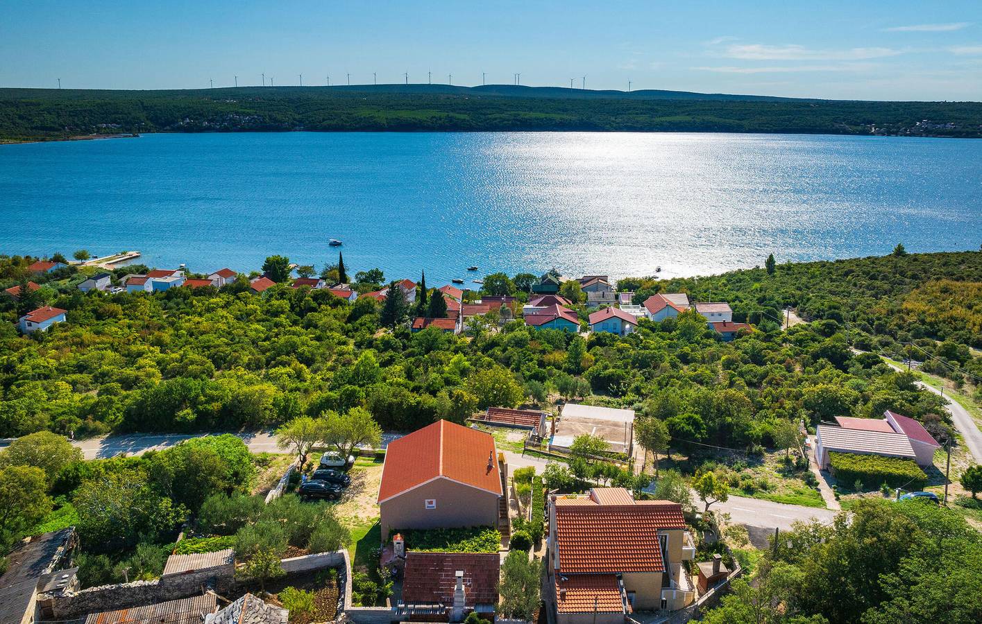 Gemütliche 70 m² große Ferienwohnung mit Meerblick, Terrasse, WLAN und Küche – 2 km bis zur Küste in Donji Karin, Zadar