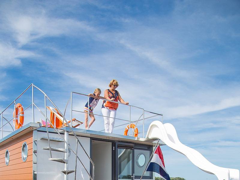 Vakantiefriesland — Einzigartiges Hausboot Warns mit eigenem schwimmenden Steg und Terrasse in Ijsselmeer