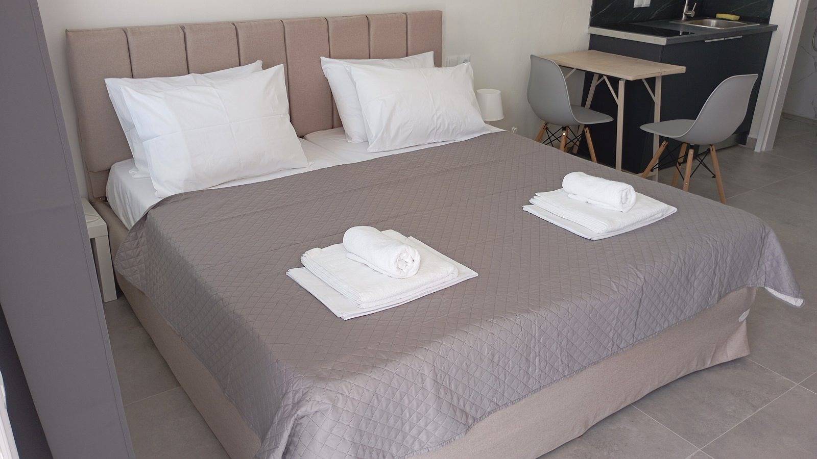 Entire studio, Studio Apartment 'King  with Sofa Bed 4' with Mountain View, Wi-Fi and Air Conditioning in Geni, Greece