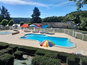 Parc de vacances pour 6 personnes, avec terrasse et piscine, animaux acceptés à Éguzon-Chantôme