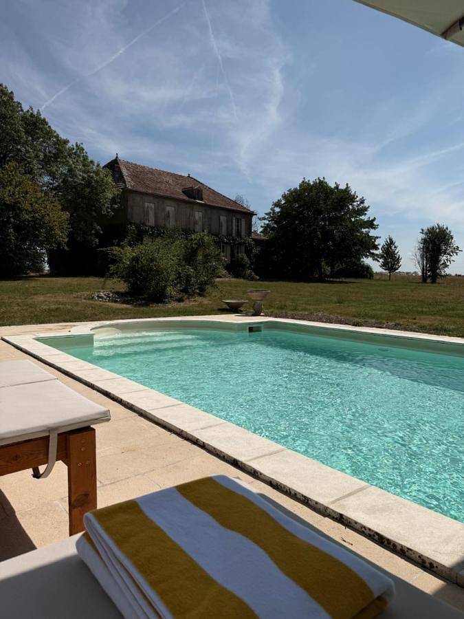 Location de vacances pour 2 personnes, avec terrasse et vue ainsi que jardin et piscine à Chaunac - 4