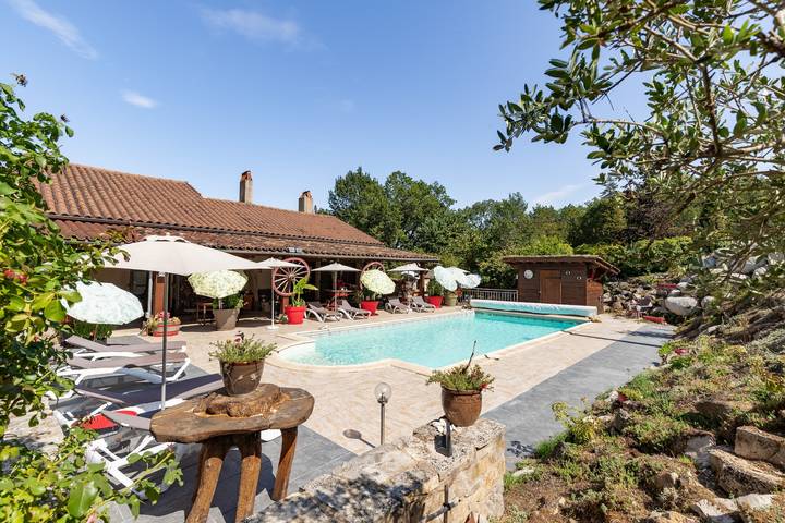 Location de vacances pour 4 personnes, avec Balcon et Terrasse ainsi que Jardin et Piscine à Caylus