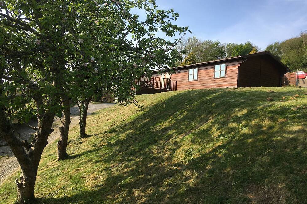 Quiet Sunny South Facing Lodge, Private Decking with Great views & Car Parking in Combe Martin, Exmoor