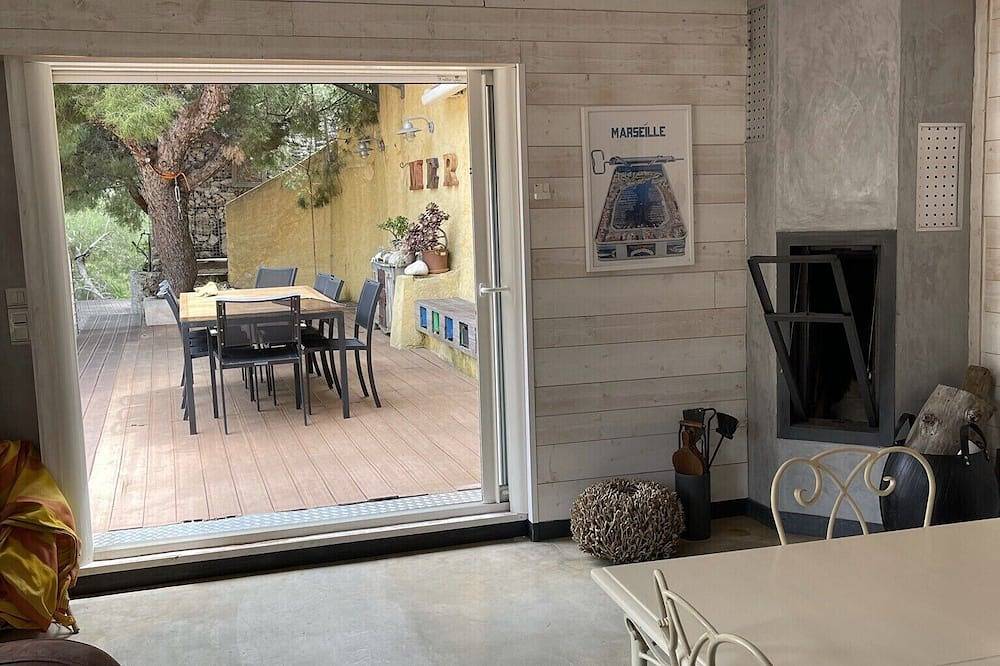 Blue coast, 200 metres from the sea, superb view, jacuzzi in Niolon, Le Rove
