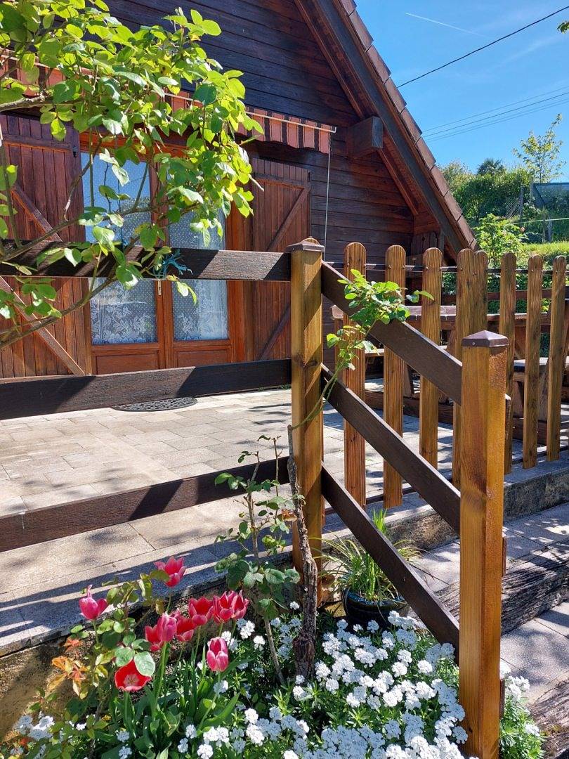 La petite maison en bois au sud de Sarlat in Vézac, Périgord Noir