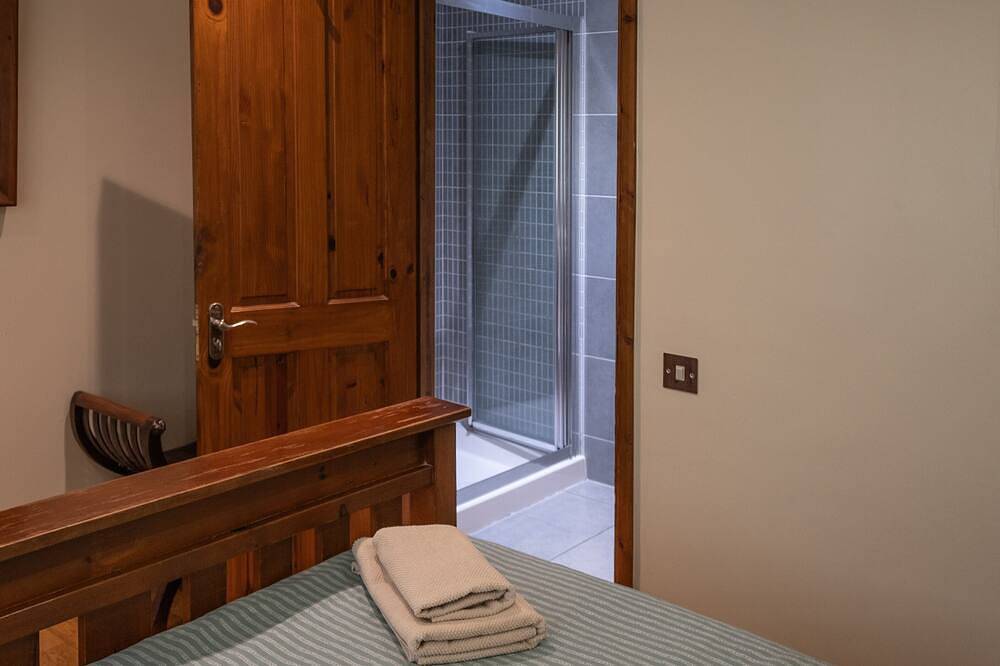 3 Stunning lakeside cottages with indoor pool/hot tub + outdoor hot tub, fishing in Cornwall