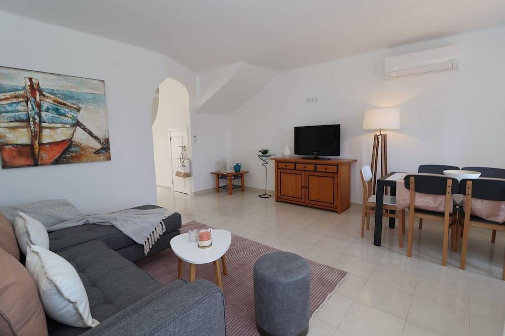 Appartamento intero, 2 Bedroom Duplex Apartment with Swimming pool at São Rafael Beach - Albufeira in Albufeira, Distretto di Faro