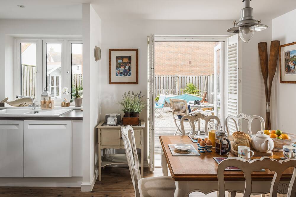 Half Moon -  a cottage that sleeps 5 guests  in 3 bedrooms in Camber, East Sussex