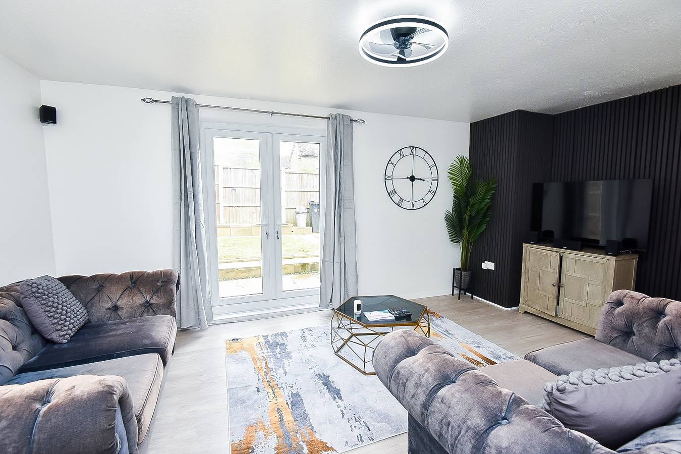 House Sleeps 7 with Parking in Northampton, Northamptonshire