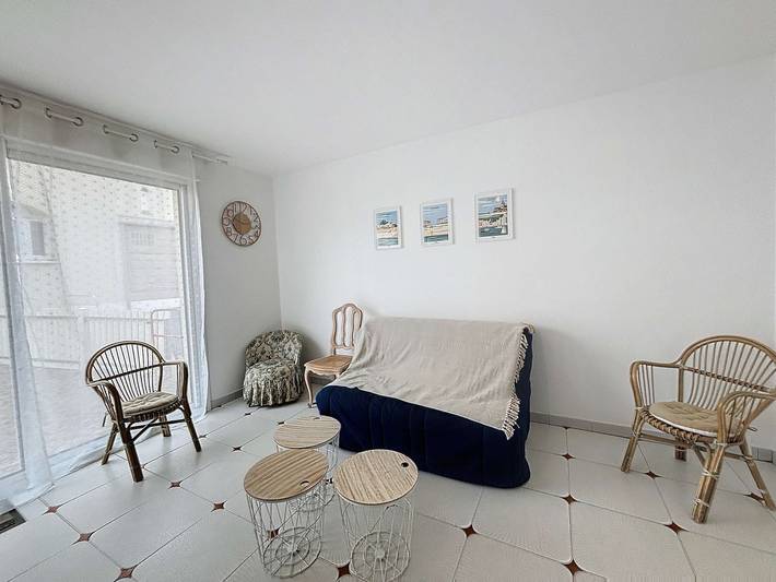 Stadthaus 50m vom Strand und Geschäften, 2 Zimmer, gemeinsamer Hof in Jullouville, Côte de la Déroute