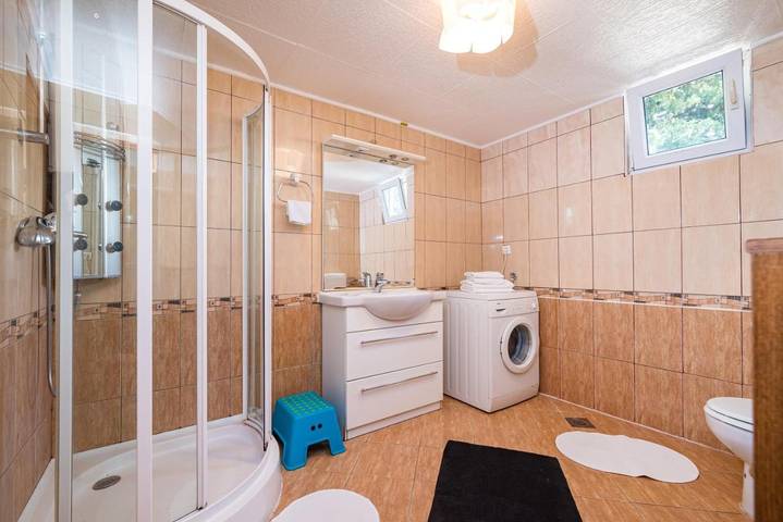 Ferienhaus für 9 Personen, mit Whirlpool und Garten sowie Pool in Karlobag - 4