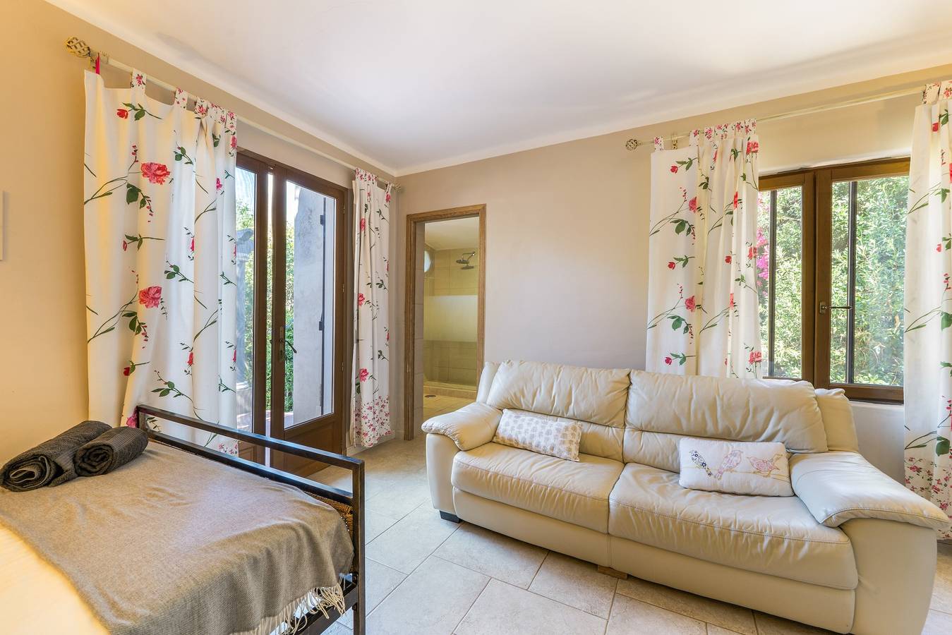 Room 'Pool House' with Shared Pool, Wi-Fi and Air Conditioning in Almancil, Faro District