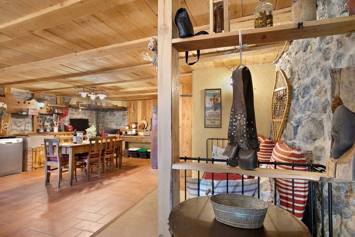 Appartamento intero, Appartamento 'La Taverna Dei Due Gufi' con vista sulle montagne, balcone e Wi-Fi in Couchpache, Comune di Saint Rhémy en Bosses