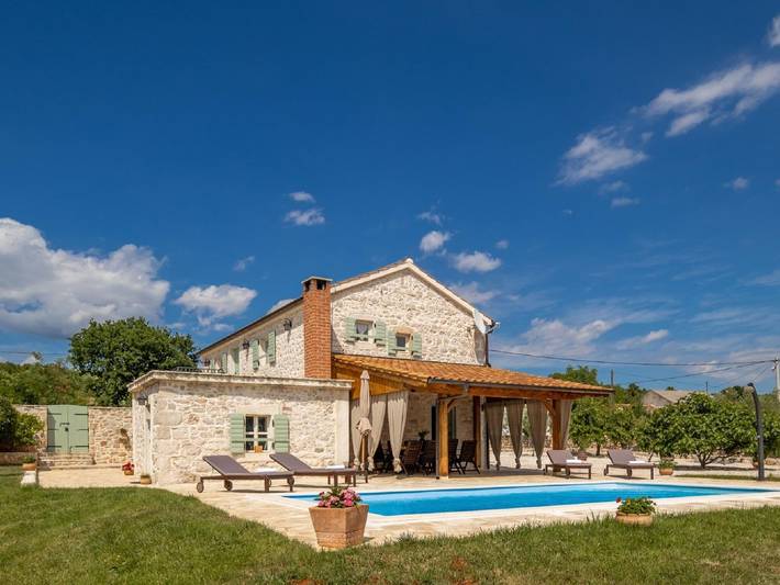 Vacation rental for 8 people, with pool and terrace in Zadar