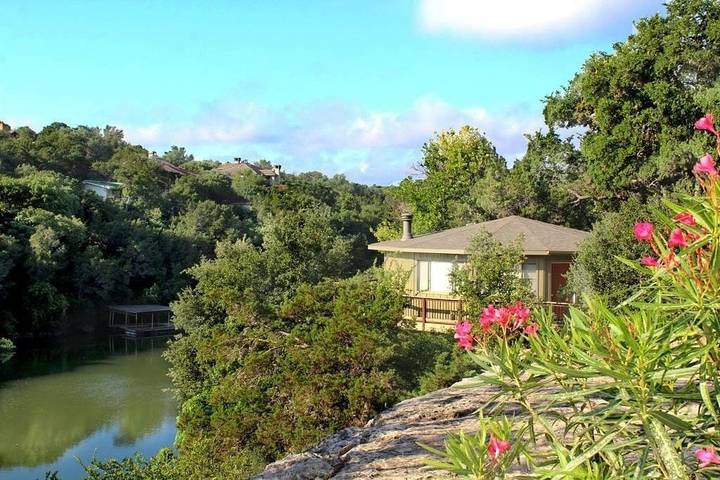 Lake house for 4 people, with terrace and sauna as well as pool and hot tub in Lake Travis