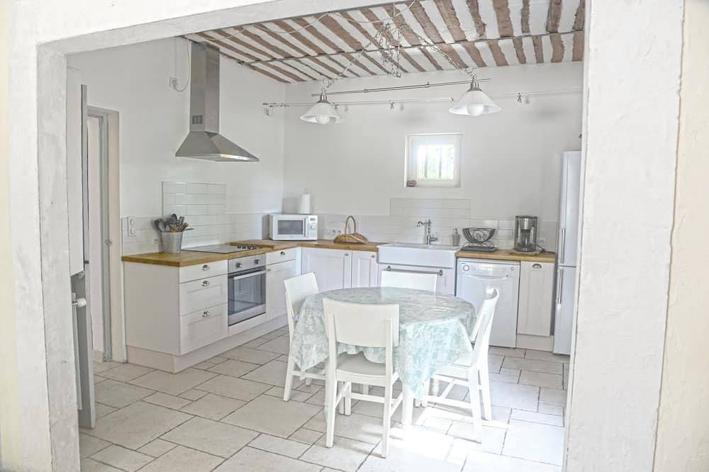 Provencal farmhouse renovated with taste, simplicity and comfort with its large pool in Pernes-les-Fontaines, Vaucluse