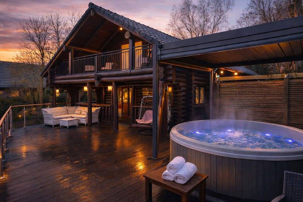 Nightingale Lodge, 2 Storey Scandinavian style lodge, Sleeps 8, Hot tub, Huge fishing deck in Tattershall, Lincolnshire