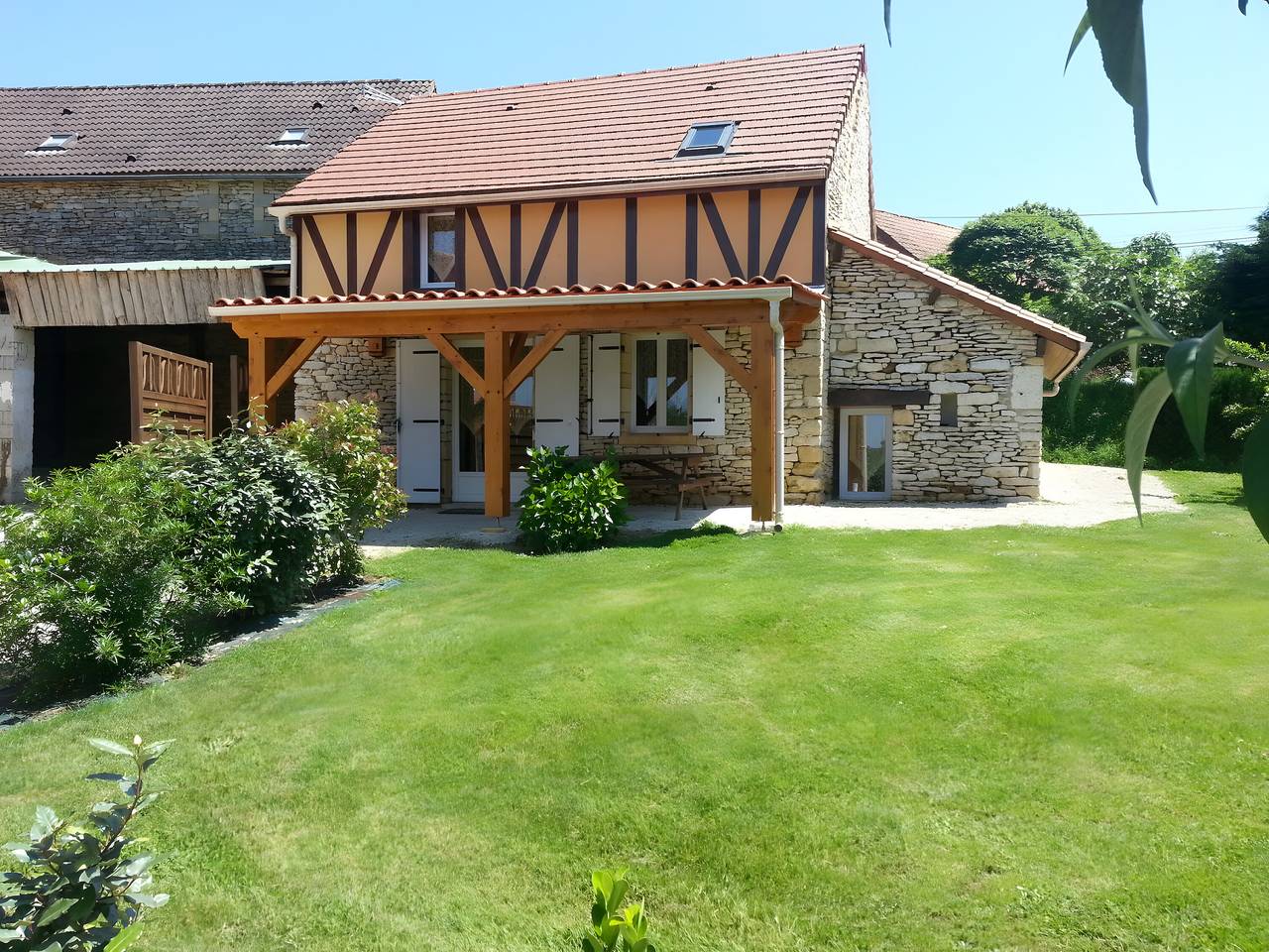 Vakantiehuis 'Terre De Pierres - Améthyste' met privé terras en privé tuin in Saint-Geniès, Périgord Noir