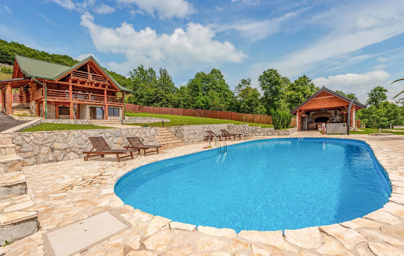 Geräumige 2-Zimmer-Wohnung mit Pool, Grill und WLAN in der Nähe des Flusses Lika in Gospitsch, Lika-Senj