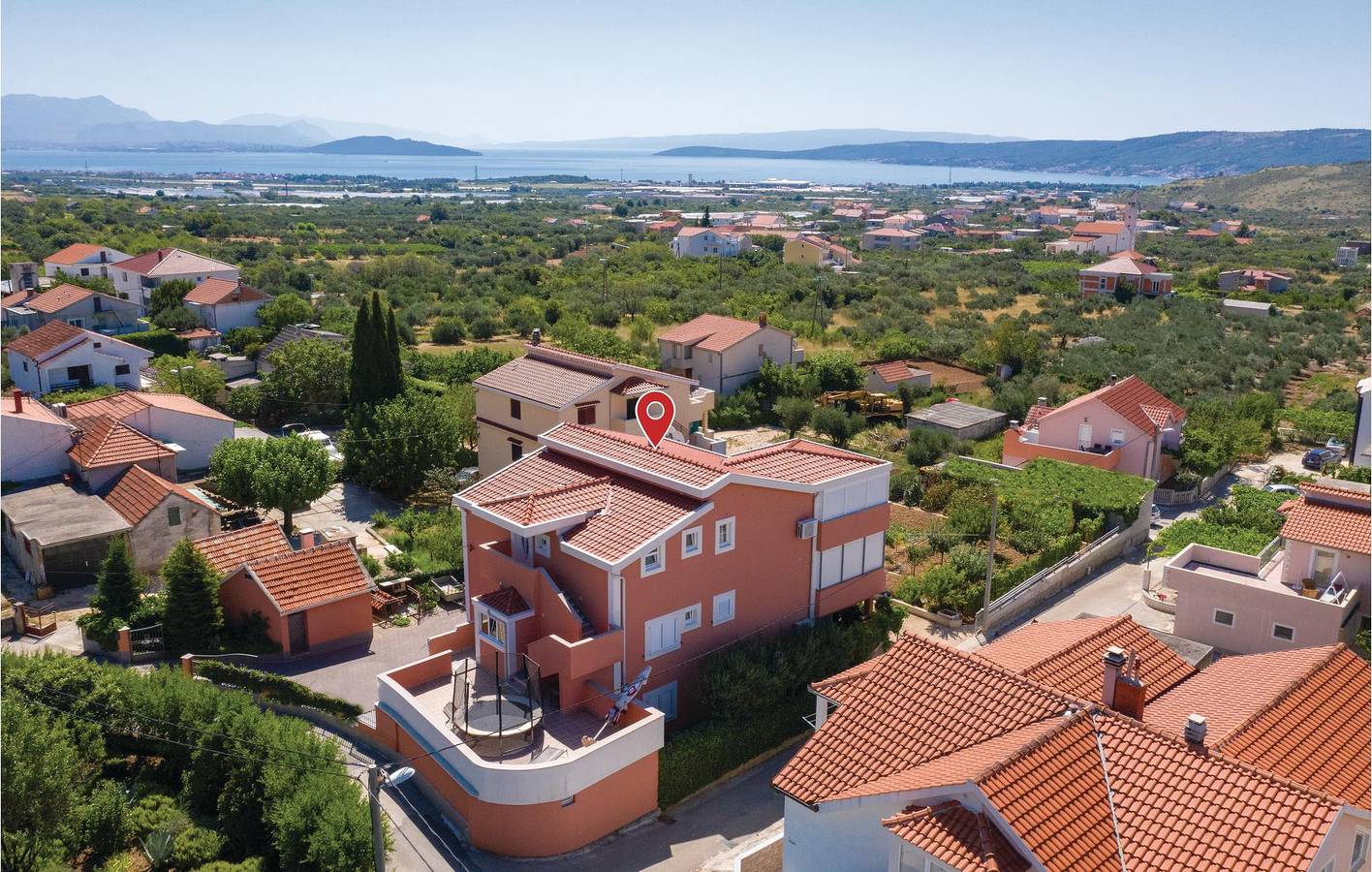 Ganze Ferienwohnung, Modernes 1-Zimmer-Apartment mit Pool, WLAN, Terrasse und Parkplatz in Plano (Kroatische Adria), Split-Dalmatien